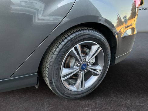 Used 2018 Ford Focus SE w/ SE Appearance Package image 10