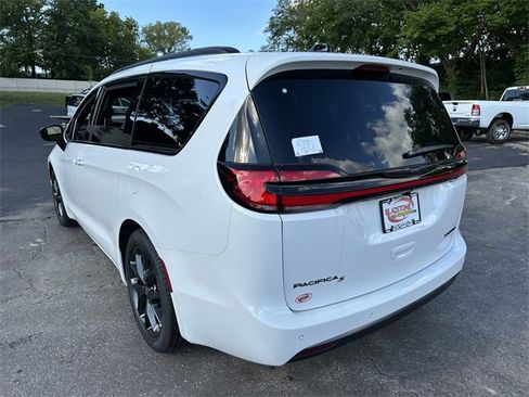New 2026 Chrysler Pacifica Limited w/ S Appearance Package image 8