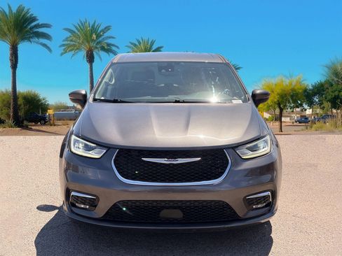 Used 2023 Chrysler Pacifica Touring-L FWD image 8