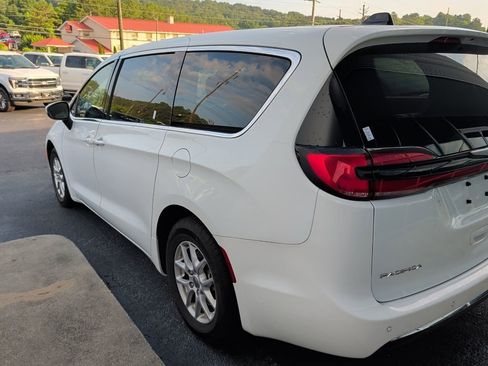 Used 2023 Chrysler Pacifica Touring-L FWD image 5