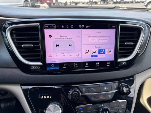 Used 2023 Chrysler Pacifica Touring-L FWD image 21