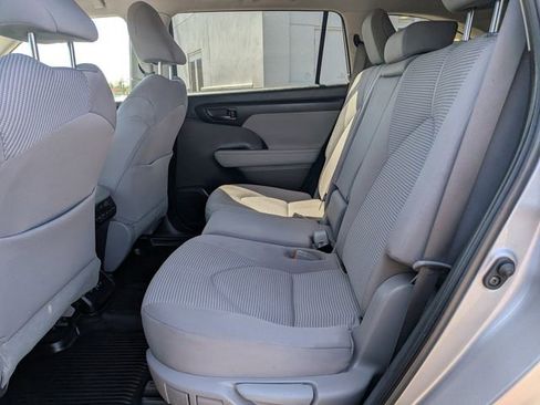 Used 2023 Toyota Highlander L FWD image 13