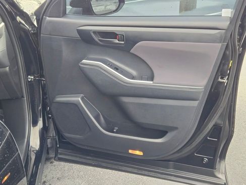 Used 2024 Toyota Highlander LE image 5