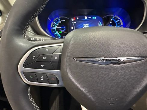 Used 2023 Chrysler Pacifica Touring-L FWD image 38