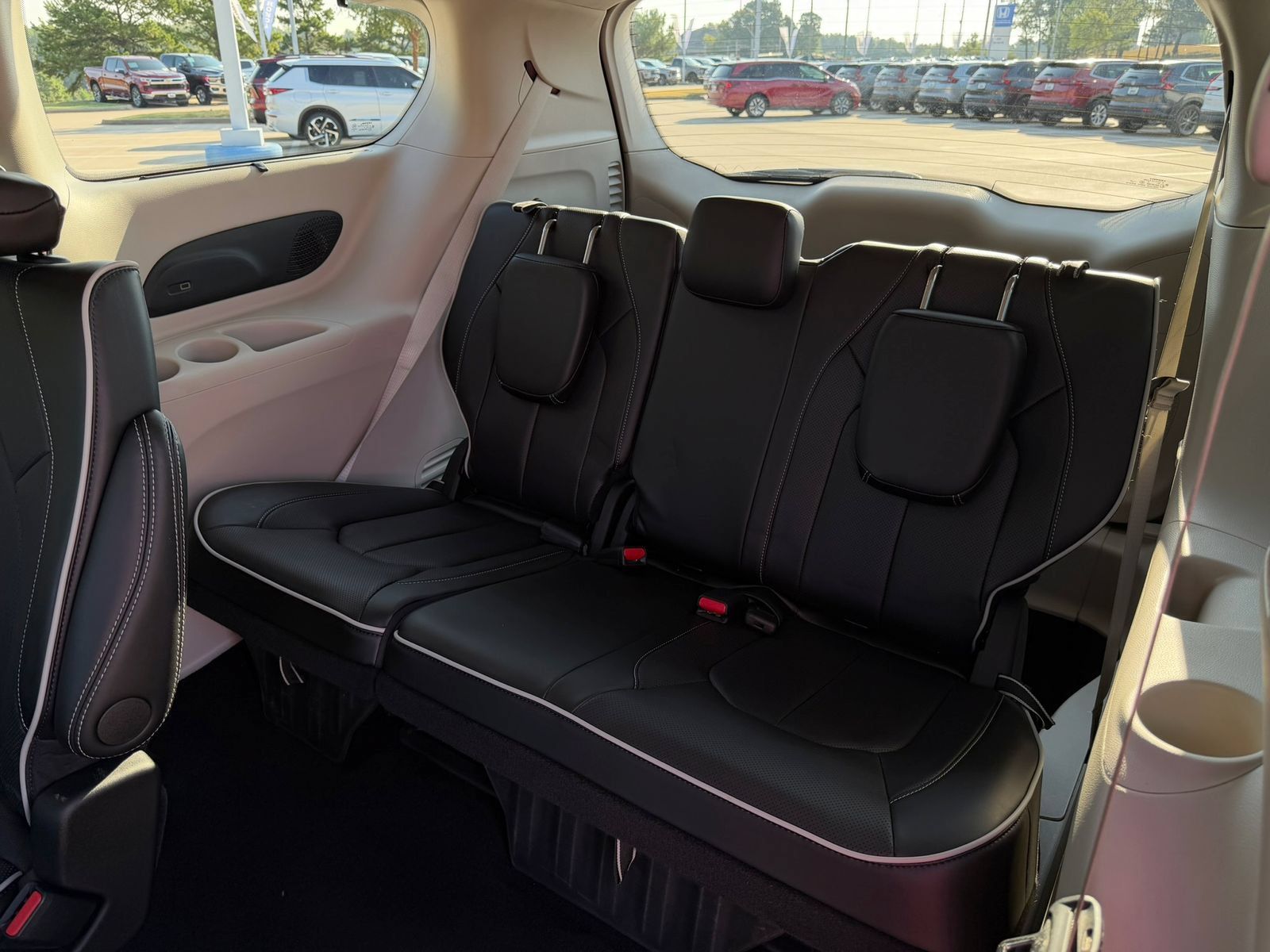 Used 2024 Chrysler Pacifica Limited AWD/4WD image 31