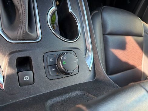 Used 2023 Chevrolet Traverse High Country FWD image 19