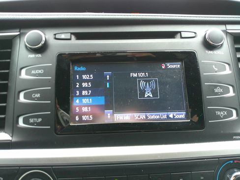 Used 2017 Toyota Highlander LE image 27