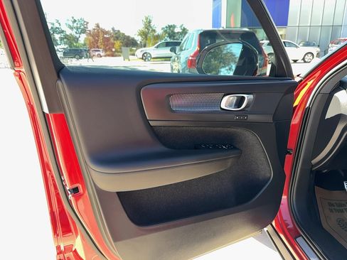 Used 2019 Volvo XC40 T5 R-Design image 13