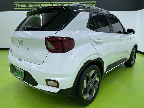 Used 2023 Hyundai Venue Limited image 10