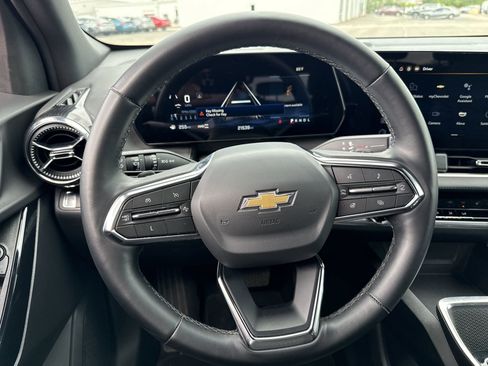 Used 2025 Chevrolet Equinox LT AWD/4WD image 11