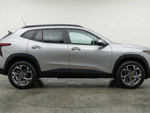 Used 2025 Chevrolet Trax LT w/ LT Convenience Package FWD image 11