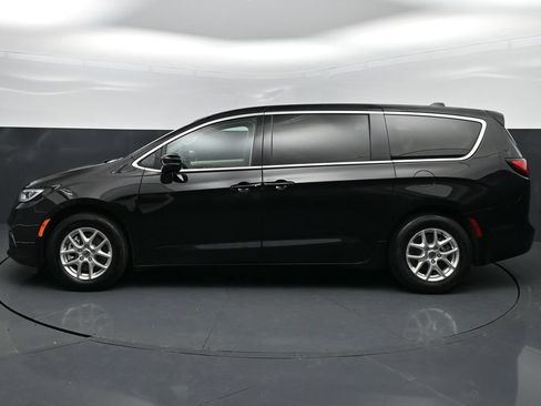 Used 2024 Chrysler Pacifica Touring-L FWD image 5