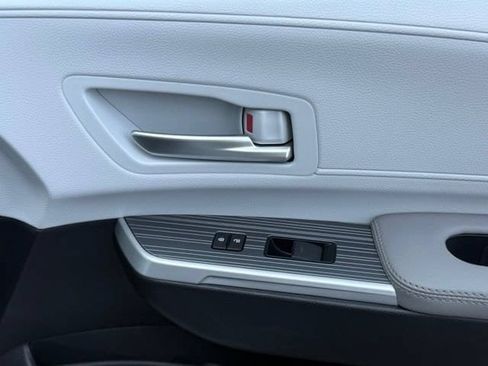 Used 2025 Toyota Sienna XLE FWD image 21