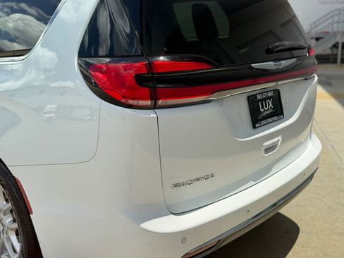 Used 2023 Chrysler Pacifica Touring-L FWD image 12