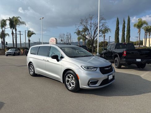 Used 2024 Chrysler Pacifica Limited image 2