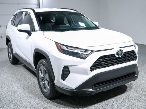 Used 2022 Toyota RAV4 XLE FWD image 5