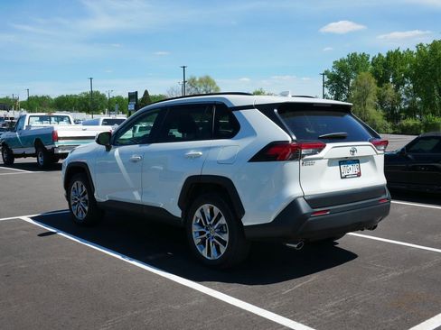 Used 2021 Toyota RAV4 XLE Premium AWD/4WD image 5