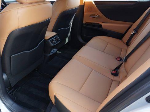 Certified 2024 Lexus ES 350 w/ Premium Package image 30