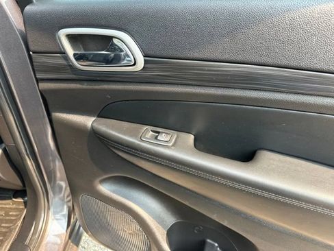 Used 2021 Jeep Grand Cherokee Laredo X AWD/4WD image 17