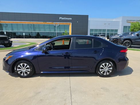 Used 2022 Toyota Corolla LE FWD image 2