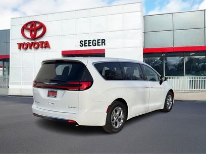 Used 2024 Chrysler Pacifica Limited w/ Uconnect Theater Family Group