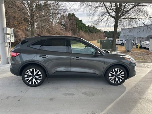 Used 2020 Ford Escape SE Sport image 2