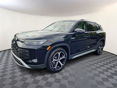 New 2025 Volkswagen Tiguan SE image 3