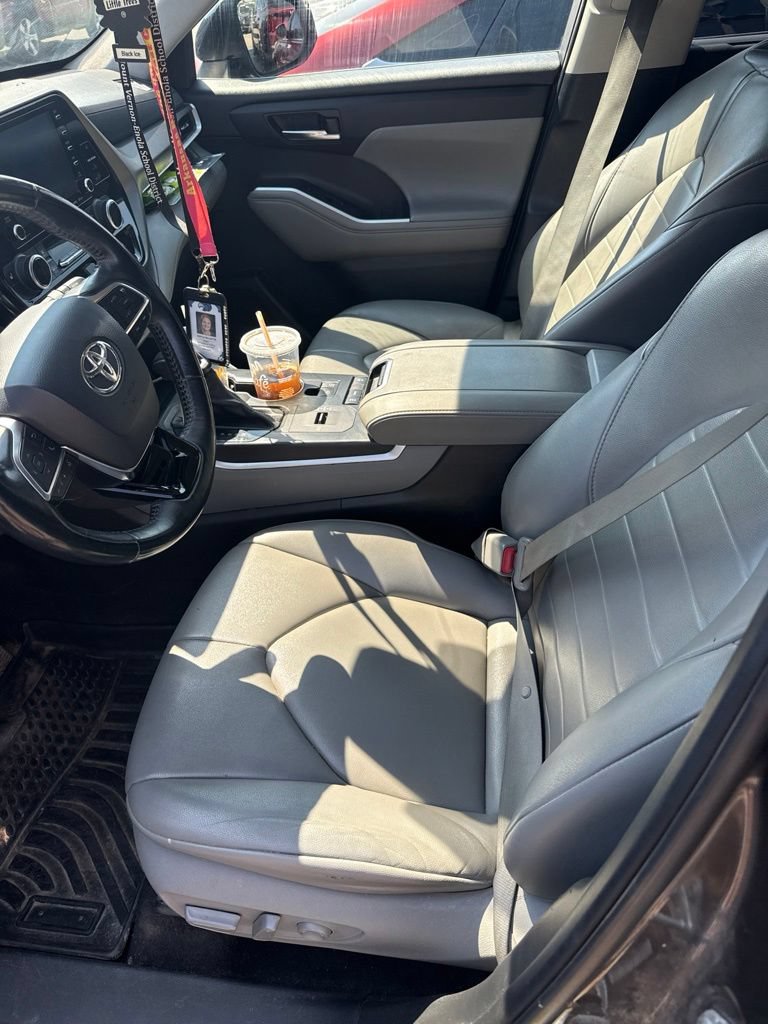 Used 2021 Toyota Highlander XLE FWD image 21