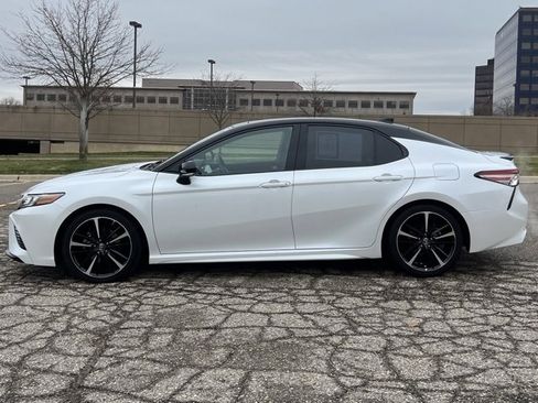 Used 2018 Toyota Camry XSE image 3