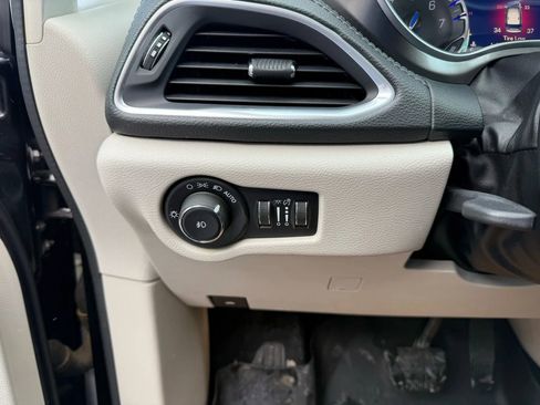 Used 2018 Chrysler Pacifica Limited w/ Tire & Wheel Group image 22