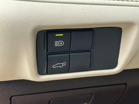 Used 2021 Toyota Highlander XLE AWD/4WD image 27