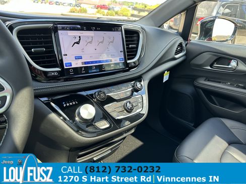 New 2026 Chrysler Pacifica Select image 17