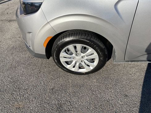 Used 2023 Kia Soul LX image 9