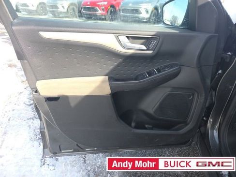 Used 2020 Ford Escape SE image 25