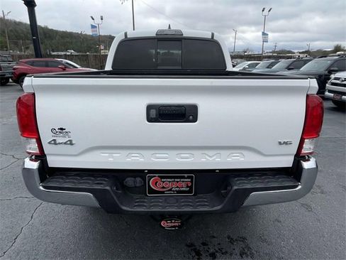Used 2017 Toyota Tacoma SR5 image 3