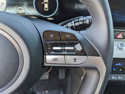 Used 2023 Hyundai Elantra Limited image 28