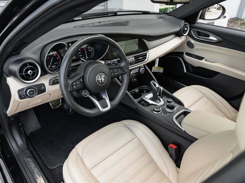 Used 2023 Alfa Romeo Giulia Lusso w/ Quick Order Package 22Z Lusso image 6