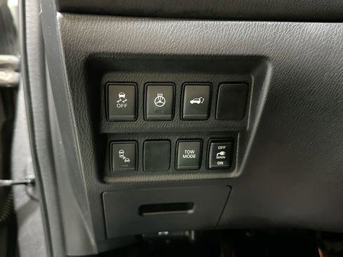 Used 2018 Nissan Pathfinder Platinum image 18