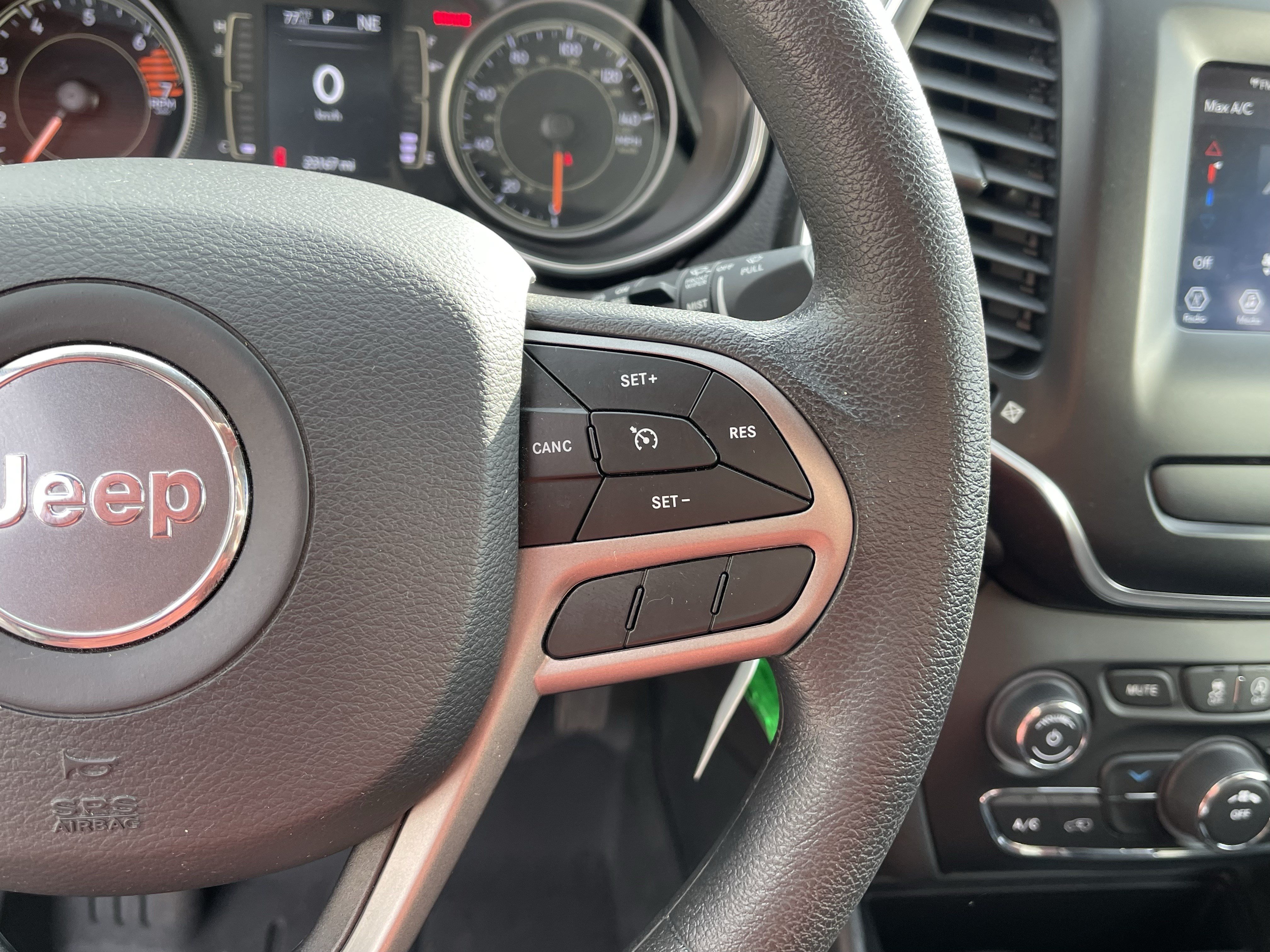 Used 2019 Jeep Cherokee Latitude w/ Popular Appearance Group FWD image 18