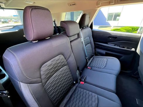 Used 2025 Nissan Pathfinder S image 19