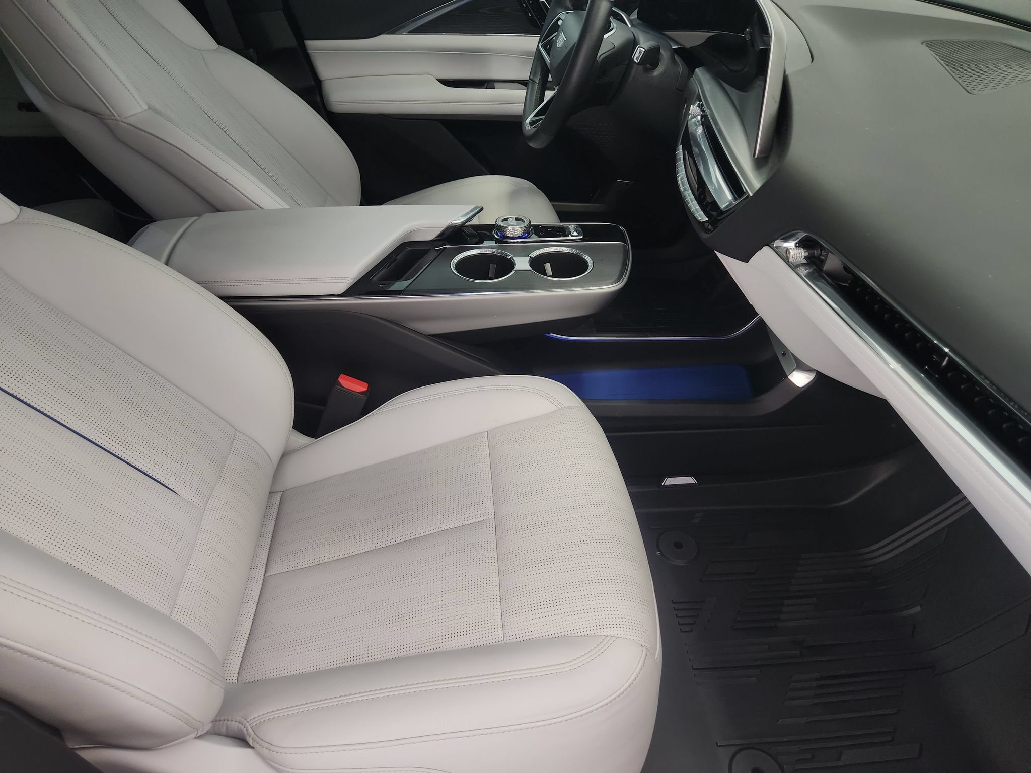 Used 2024 Cadillac Lyriq Luxury w/ LPO, Floor Liner Package RWD image 13