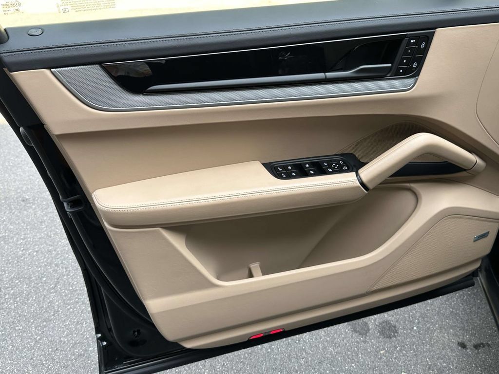 Certified 2026 Porsche Cayenne AWD/4WD image 17