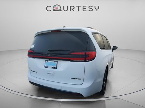 New 2026 Chrysler Pacifica Limited w/ S Appearance Package image 4