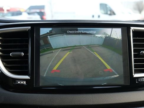 Used 2025 Chrysler Pacifica Select image 20