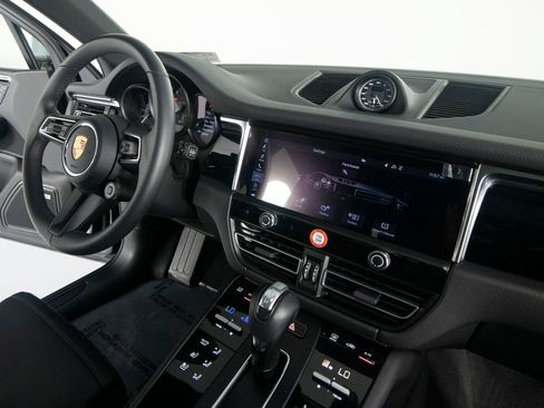 Certified 2026 Porsche Macan AWD/4WD image 35