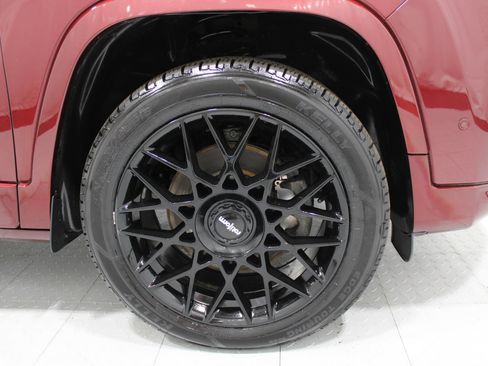 Used 2019 Jeep Cherokee Overland w/ Technology Group AWD/4WD image 5