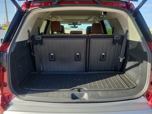 Certified 2025 Nissan Pathfinder Platinum w/ Black Appearance Package FWD image 11