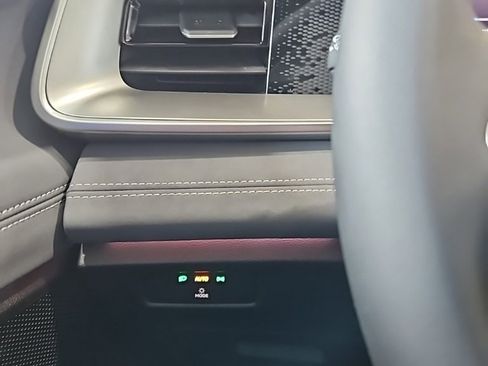 New 2025 Volkswagen Tiguan SE image 36