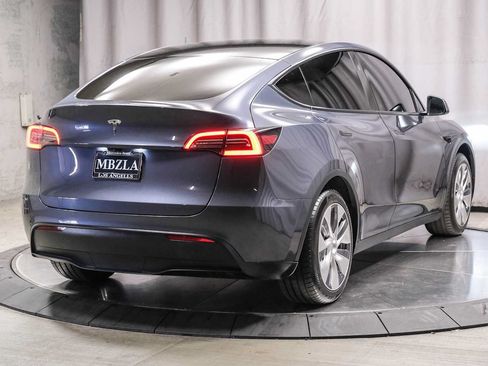 Used 2023 Tesla Model Y 2WD image 4