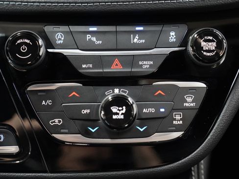 New 2026 Chrysler Pacifica Limited image 30